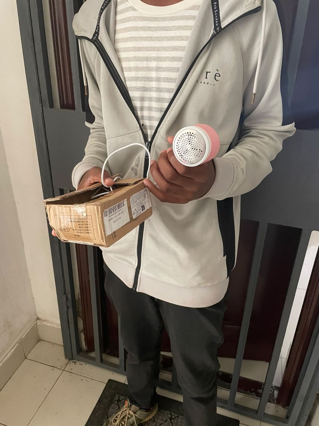 Cliente Lume com o Removedor de Fiapos recebido em Angola